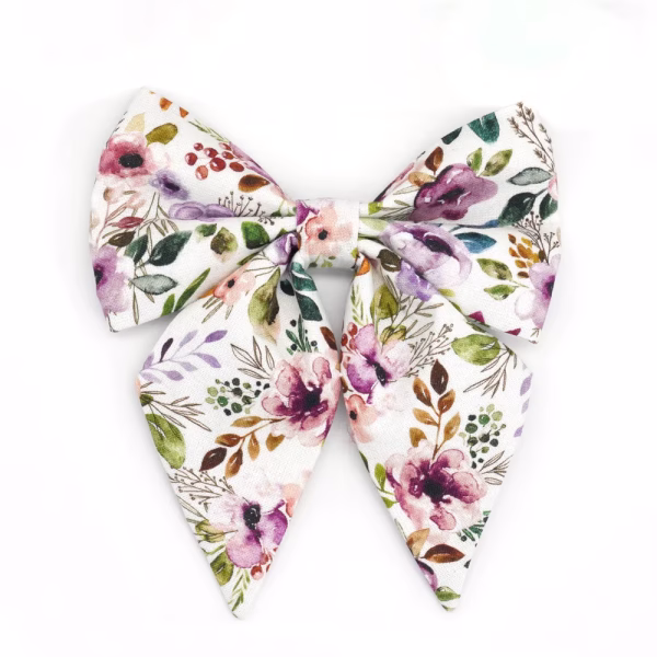 Collier et laisse assortis avec une boucle amovible aux couleurs vibrantes et florales, pour un look distingué. Matching collar and leash with a removable bow in vibrant floral colors, for a distinguished look.