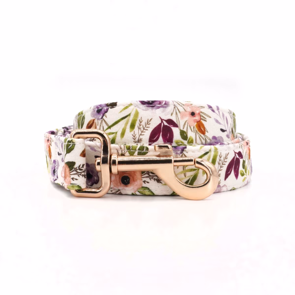 Collier et laisse assortis avec une boucle amovible aux couleurs vibrantes et florales, pour un look distingué. Matching collar and leash with a removable bow in vibrant floral colors, for a distinguished look.