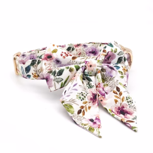 Collier et laisse assortis avec une boucle amovible aux couleurs vibrantes et florales, pour un look distingué. Matching collar and leash with a removable bow in vibrant floral colors, for a distinguished look.