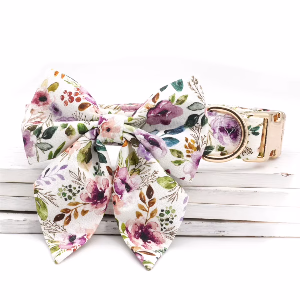 Collier et laisse assortis avec une boucle amovible aux couleurs vibrantes et florales, pour un look distingué. Matching collar and leash with a removable bow in vibrant floral colors, for a distinguished look.